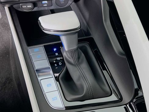 Used 2025 Hyundai Elantra Limited image 12