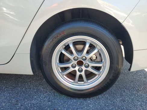 Used 2017 Toyota Prius Four image 6