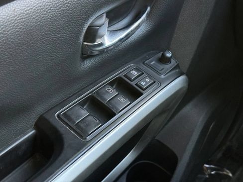 Used 2018 Nissan Titan SV AWD/4WD image 31