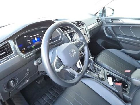 Used 2024 Volkswagen Tiguan SE AWD/4WD image 12