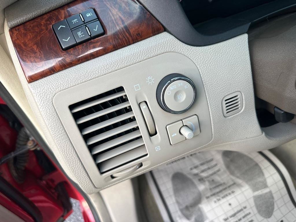 Used 2006 Cadillac DTS w/ Trunk Convenience Package FWD image 21