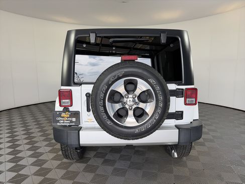 Used 2018 Jeep Wrangler Unlimited Sahara AWD/4WD image 9