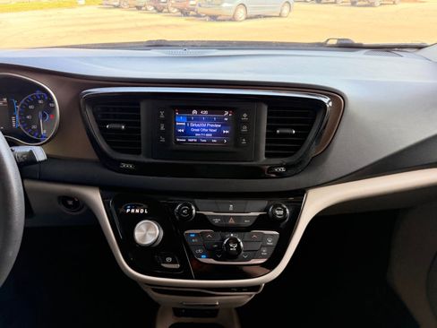 Used 2017 Chrysler Pacifica Touring FWD image 25