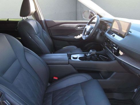 Used 2025 Nissan Rogue Platinum w/ Platinum Premium Package AWD/4WD image 9