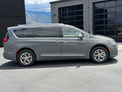 Used 2021 Chrysler Pacifica Limited w/ Premium & Safety Sphere Group AWD/4WD image 9