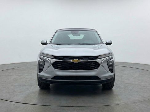 Used 2025 Chevrolet TrailBlazer LT AWD/4WD image 2
