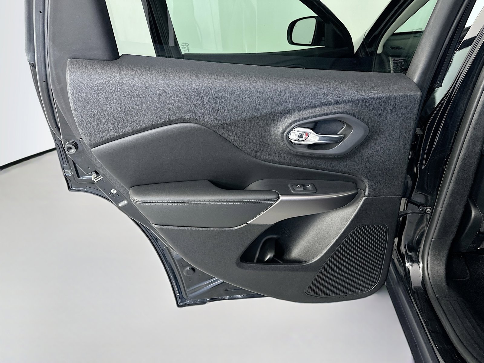 Used 2020 Jeep Cherokee Limited AWD/4WD image 32
