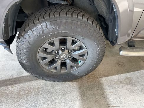 Used 2020 Toyota Tacoma SR5 w/ Technology Package AWD/4WD image 10