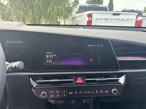 Used 2025 Kia Niro Wind w/ Wind Preserve Package FWD image 12
