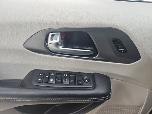 Used 2023 Chrysler Pacifica Touring-L image 28