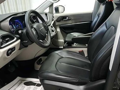 Used 2023 Chrysler Pacifica Touring-L image 6