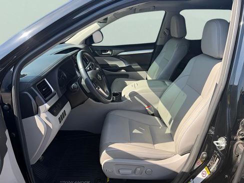 Used 2018 Toyota Highlander XLE AWD/4WD image 11