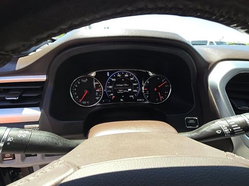 Used 2022 GMC Acadia SLT w/ Technology Package AWD/4WD image 12