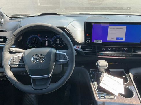 New 2026 Toyota Sienna Platinum AWD/4WD image 9