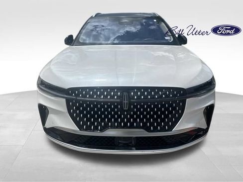 Used 2025 Lincoln Nautilus Reserve AWD/4WD image 2