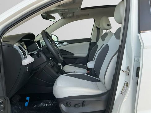 Certified 2025 Volkswagen Taos SE w/ Panoramic Sunroof Package AWD/4WD image 9
