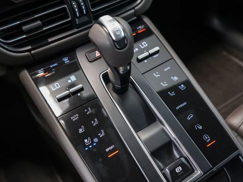 Certified 2024 Porsche Macan AWD/4WD image 24