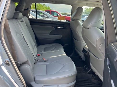 Used 2021 Toyota Highlander XLE FWD image 10