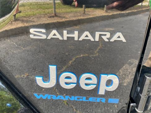 Used 2023 Jeep Wrangler Unlimited Sahara AWD/4WD image 16