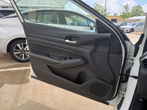 Used 2025 Nissan Altima 2.5 SV FWD image 18