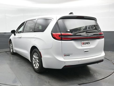 Used 2023 Chrysler Pacifica Touring-L FWD image 10