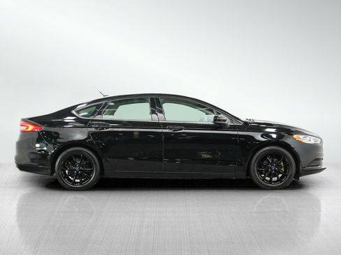 Used 2017 Ford Fusion SE w/ Fusion SE Technology Package FWD image 6