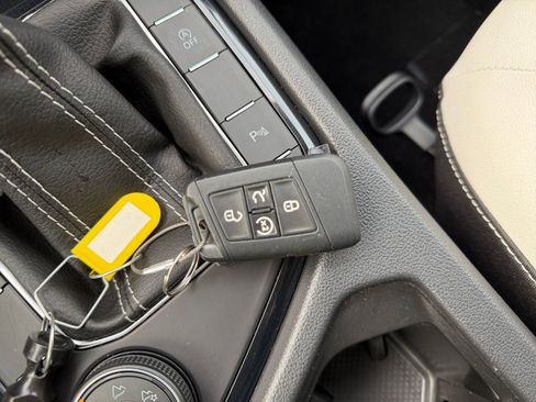 Used 2025 Volkswagen Taos SE image 22