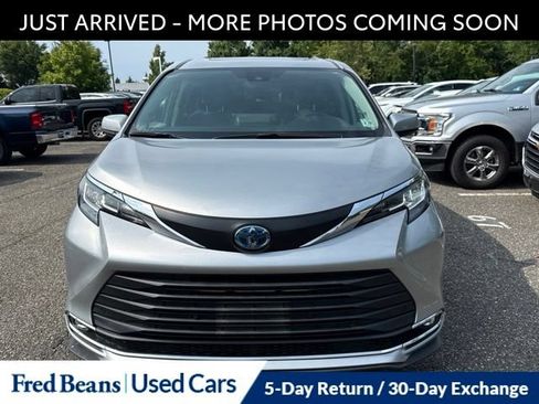 Used 2023 Toyota Sienna XLE w/ XLE Plus Package AWD/4WD image 2