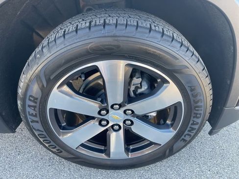 Used 2021 Chevrolet Traverse LT w/ LT Premium Package image 31
