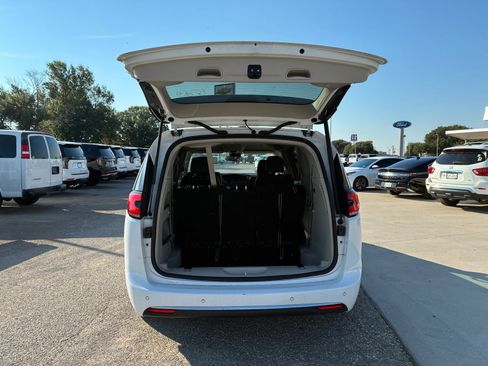 Used 2024 Chrysler Pacifica Touring-L FWD image 9