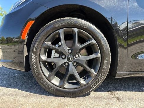 Used 2025 Chrysler Pacifica Limited FWD image 23