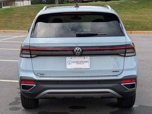 Used 2025 Volkswagen Taos SE AWD/4WD image 5