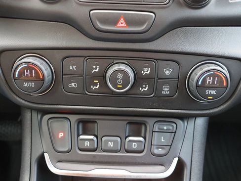 Used 2021 GMC Terrain SLT w/ LPO, Dark Accent Package AWD/4WD image 13