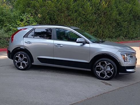 Certified 2025 Kia Niro EX Touring FWD image 3
