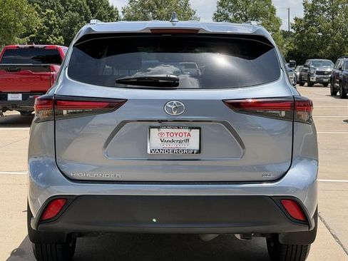 Certified 2024 Toyota Highlander XLE FWD image 5