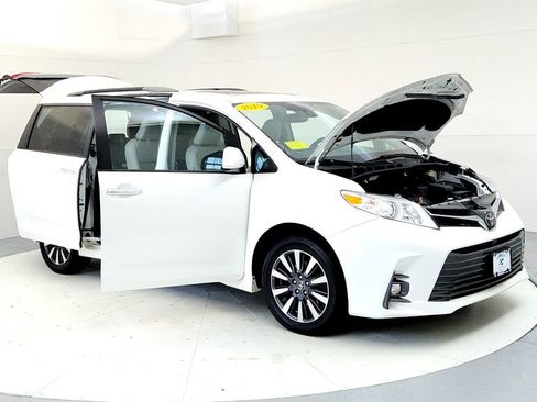 Used 2019 Toyota Sienna XLE w/ XLE Navigation Package AWD/4WD image 12