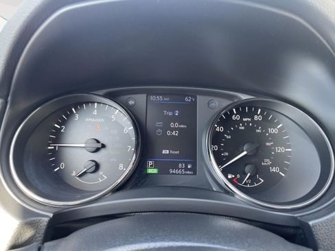 Used 2019 Nissan Rogue SV image 2