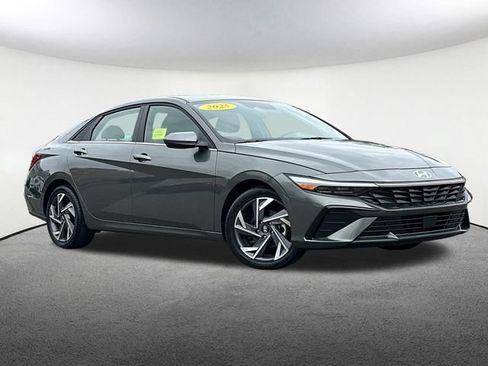 Used 2025 Hyundai Elantra SEL FWD image 2
