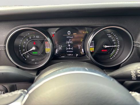 Used 2023 Jeep Wrangler Unlimited Sahara AWD/4WD image 29