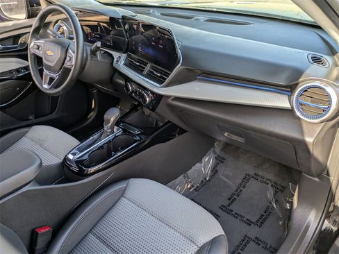 Used 2025 Chevrolet Trax LT w/ LT Convenience Package image 29