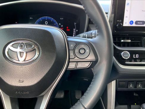 Used 2025 Toyota Corolla Cross XLE w/ Convenience Package FWD image 25