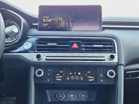 Used 2025 Genesis G70 2.5T image 13