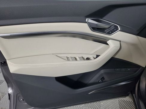 Used 2022 Audi e-tron Premium Plus w/ Premium Plus Package image 19