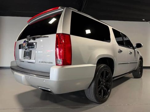 Used 2013 Cadillac Escalade ESV Platinum AWD/4WD image 4