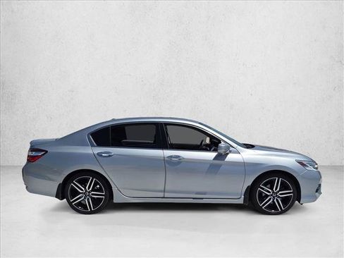 Used 2017 Honda Accord Touring image 4
