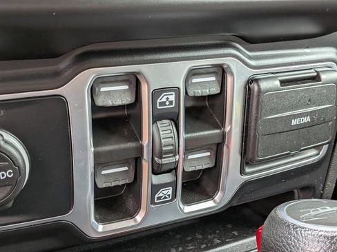 Used 2022 Jeep Gladiator Overland w/ Cold Weather Group AWD/4WD image 31