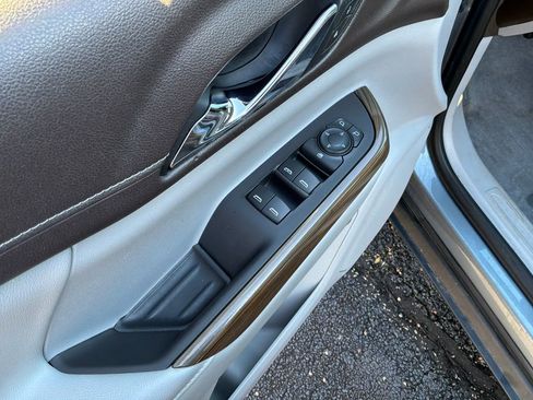 Used 2020 GMC Acadia SLE w/ Driver Convenience Package image 11