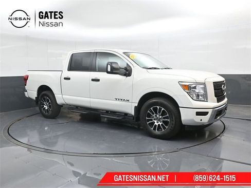 Used 2024 Nissan Titan SV w/ SV Convenience Package image 4