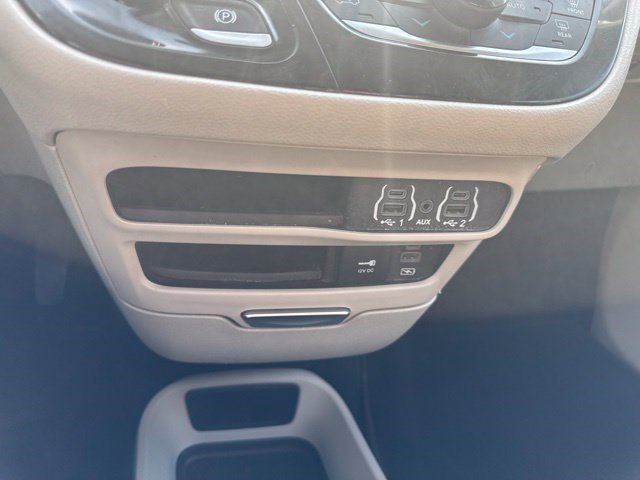 Used 2022 Chrysler Pacifica Touring-L FWD image 22
