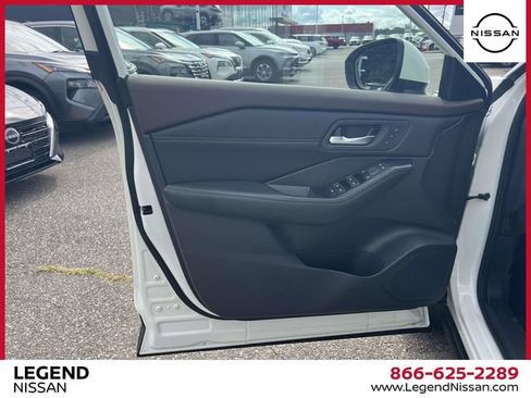 Used 2023 Nissan Rogue SL AWD/4WD image 17